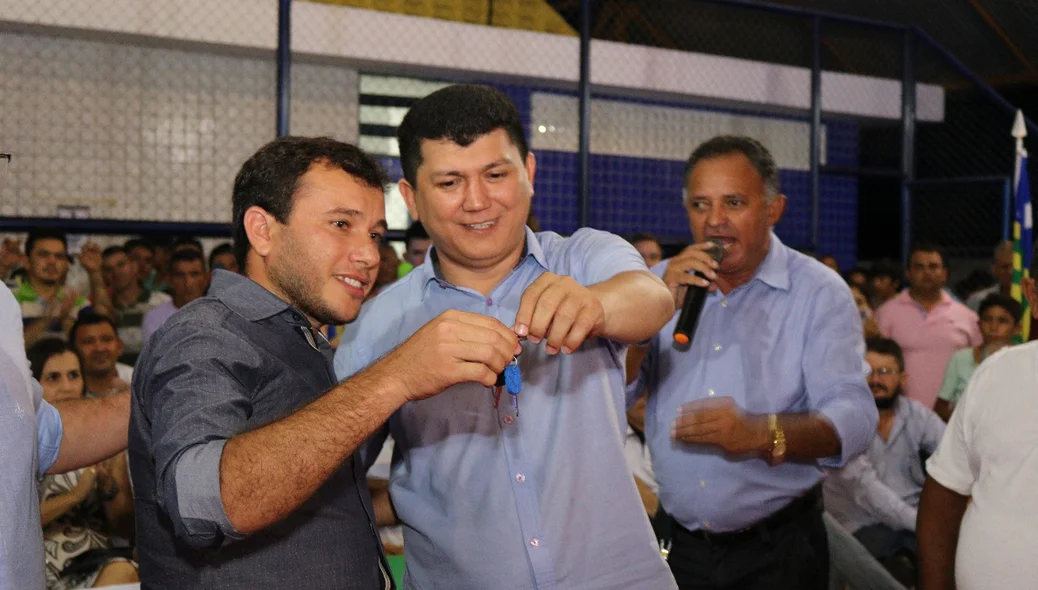 Prefeito entregando chaves 