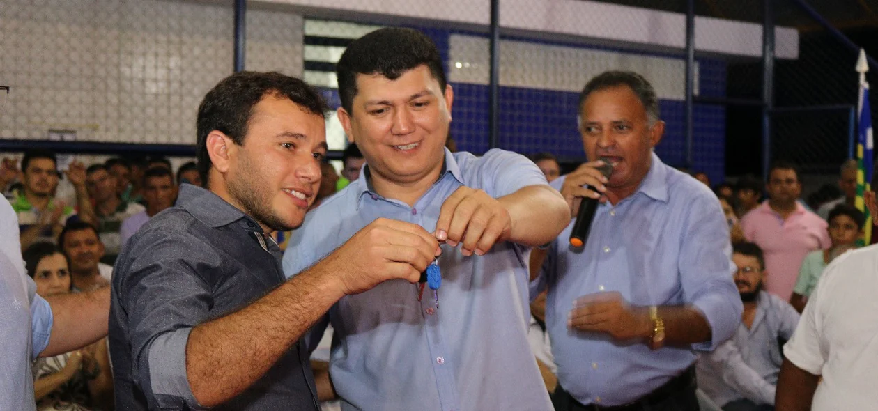 Prefeito entregando chaves 