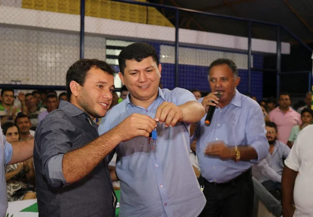 Prefeito entregando chaves 