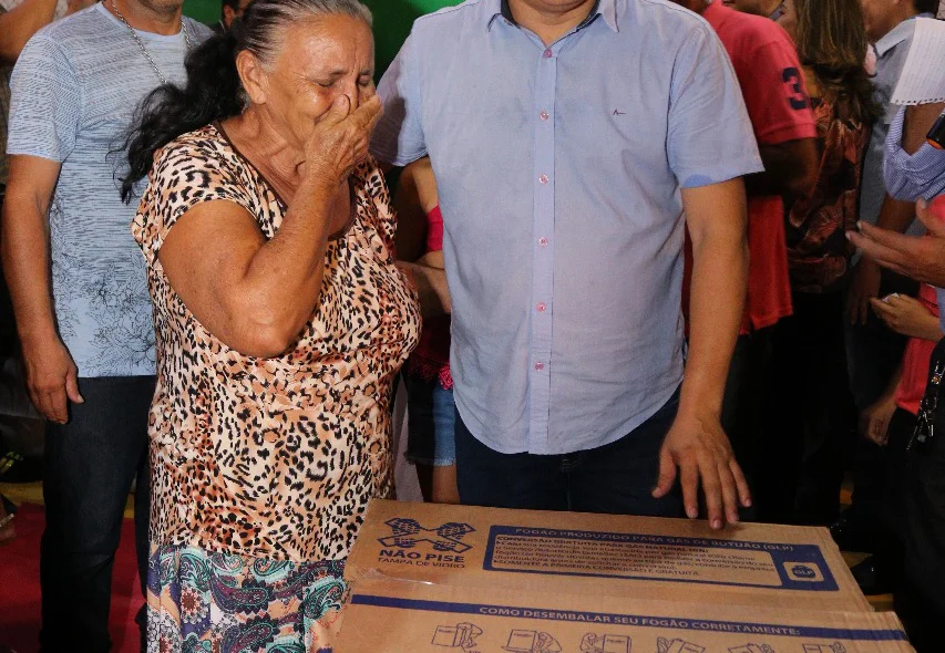 Prefeito entregando presente para trabalhadores  