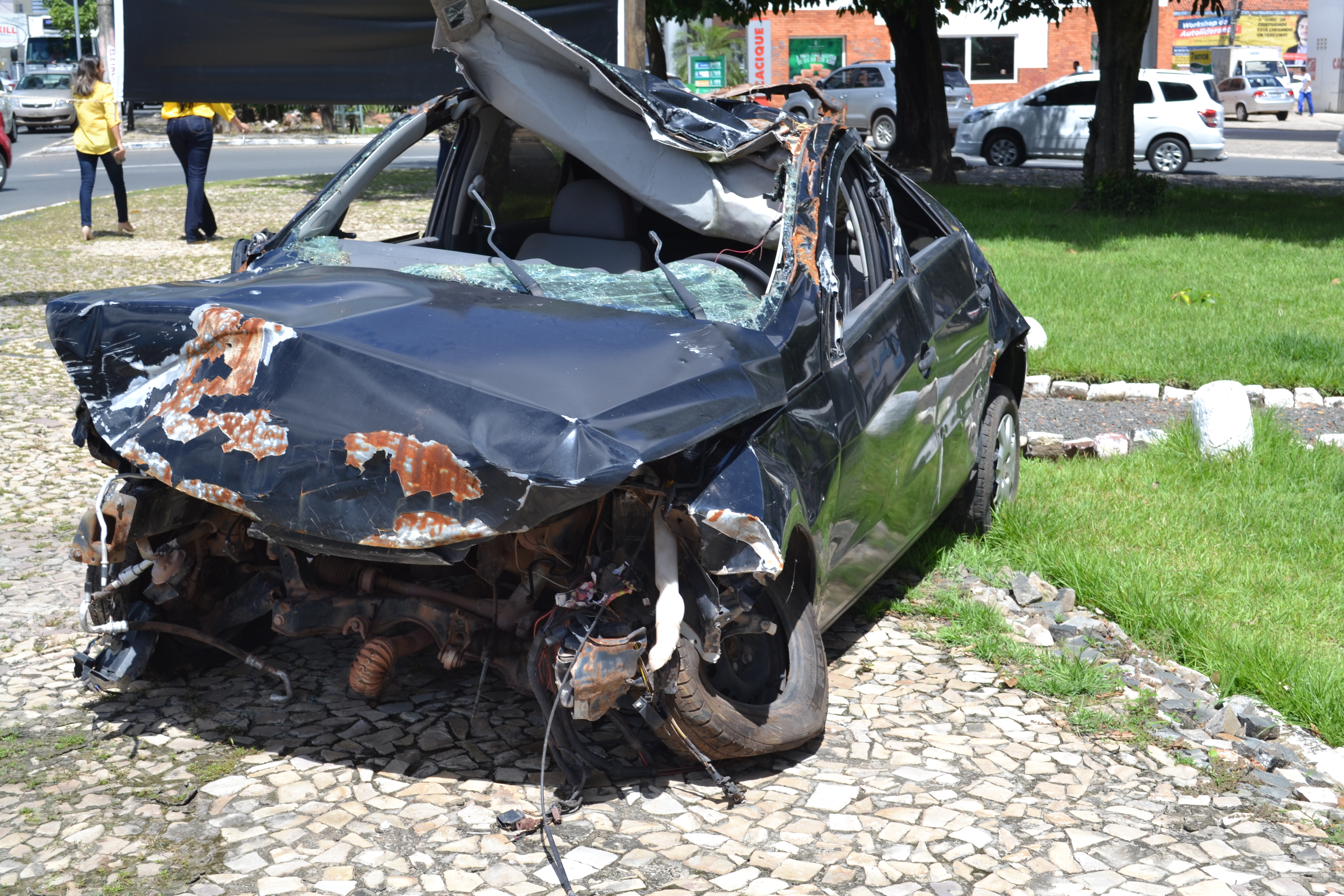 Carro no patio do Detran
