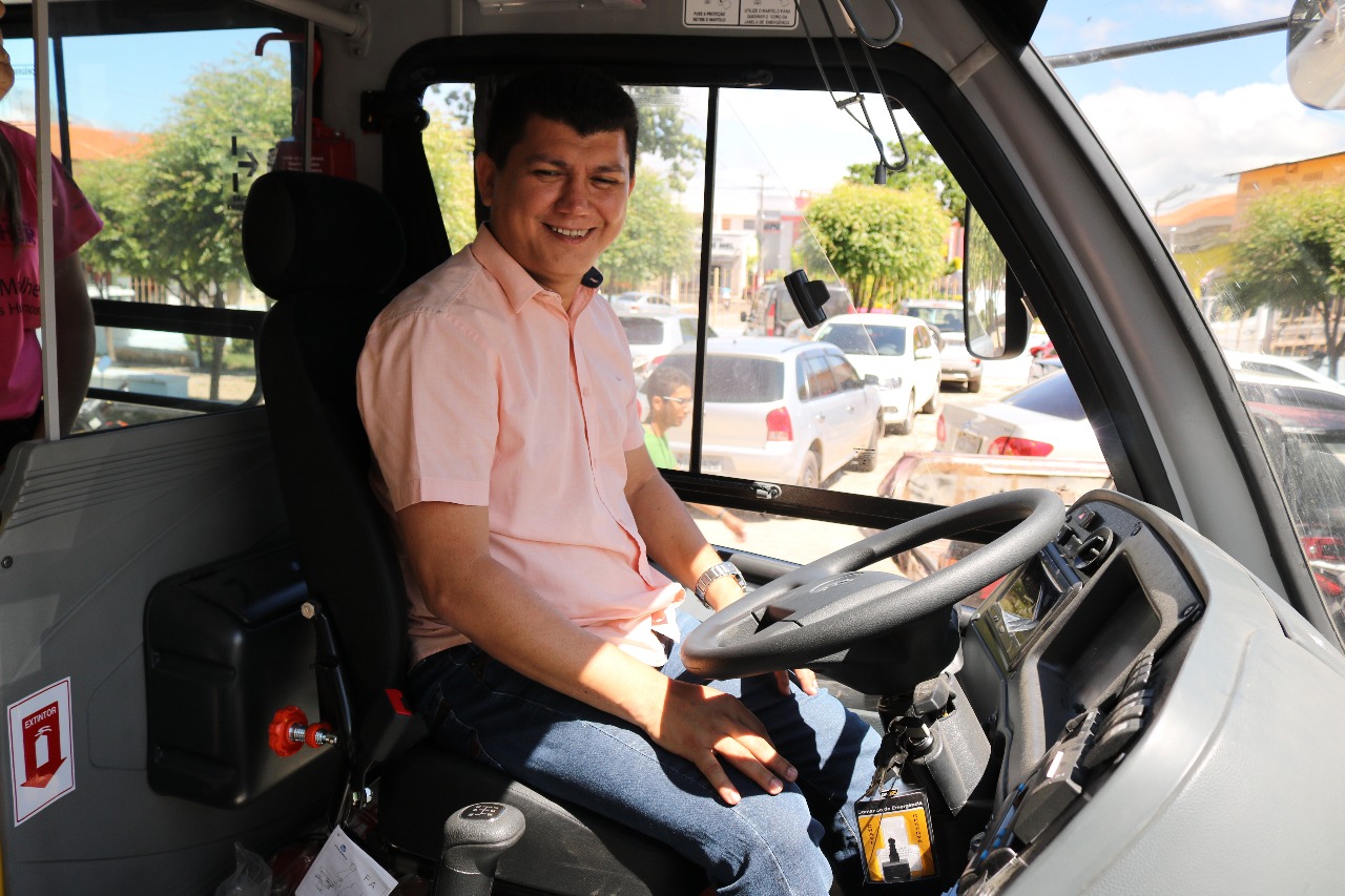 Prefeitura de Cocal entrega ônibus escolar para alunos 