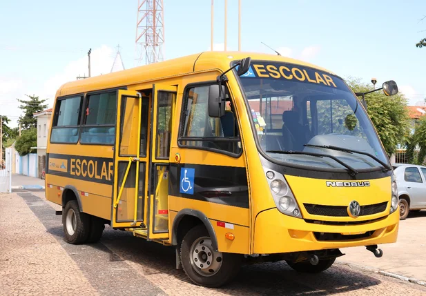 Prefeitura de Cocal entrega ônibus escolar para alunos 