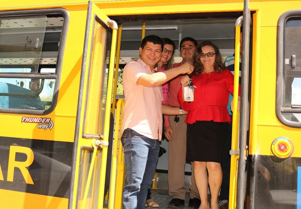 Prefeitura de Cocal entrega ônibus escolar para alunos 