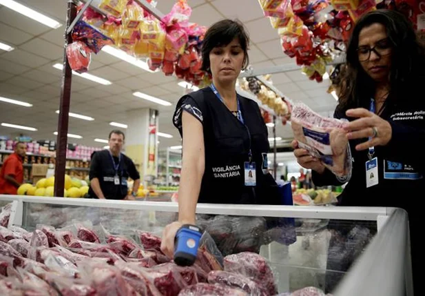 Vigilância sanitaria inspeciona carne em mercado