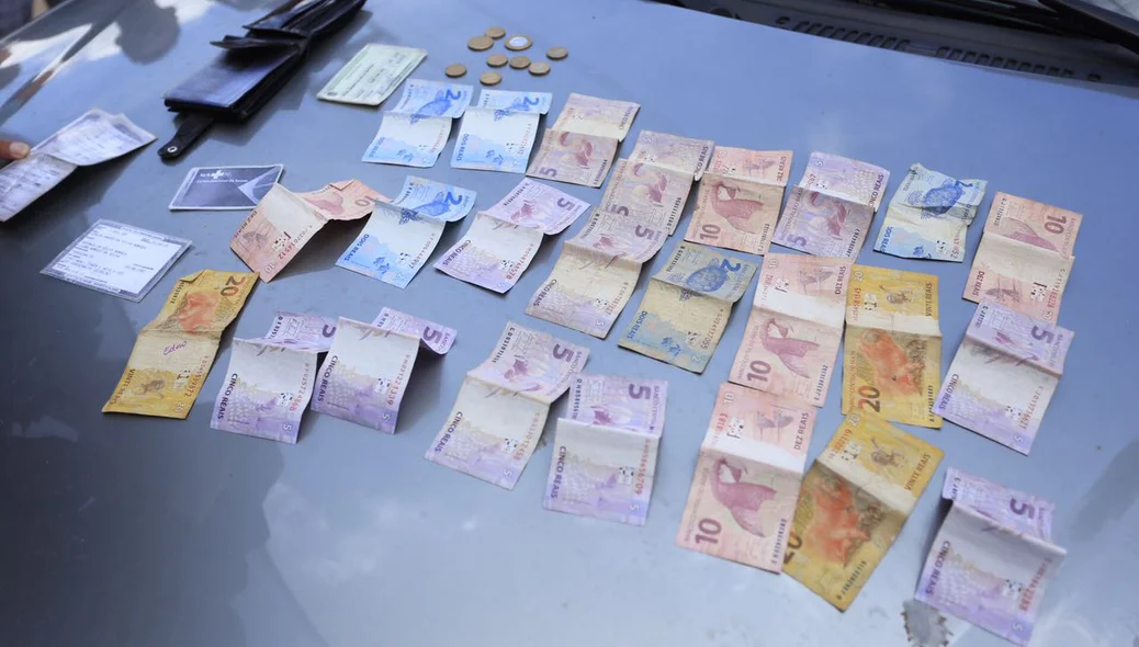 Foram encontrados com a vítima cerca de R$ 155 reais
