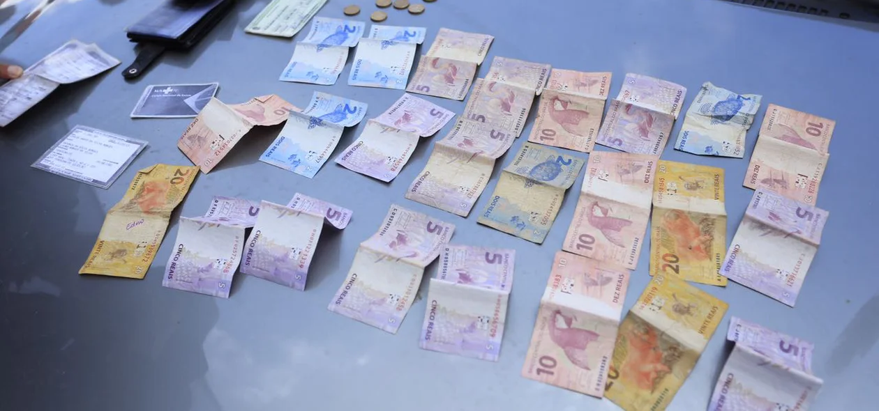 Foram encontrados com a vítima cerca de R$ 155 reais