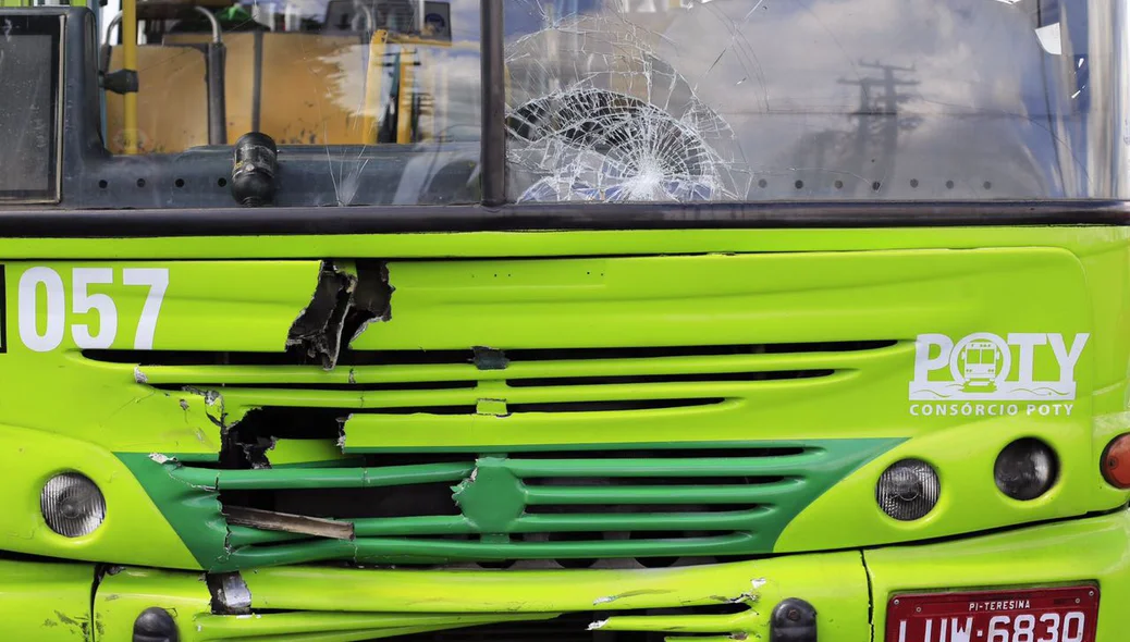 Frente do ônibus ficou destruída devido ao impacto