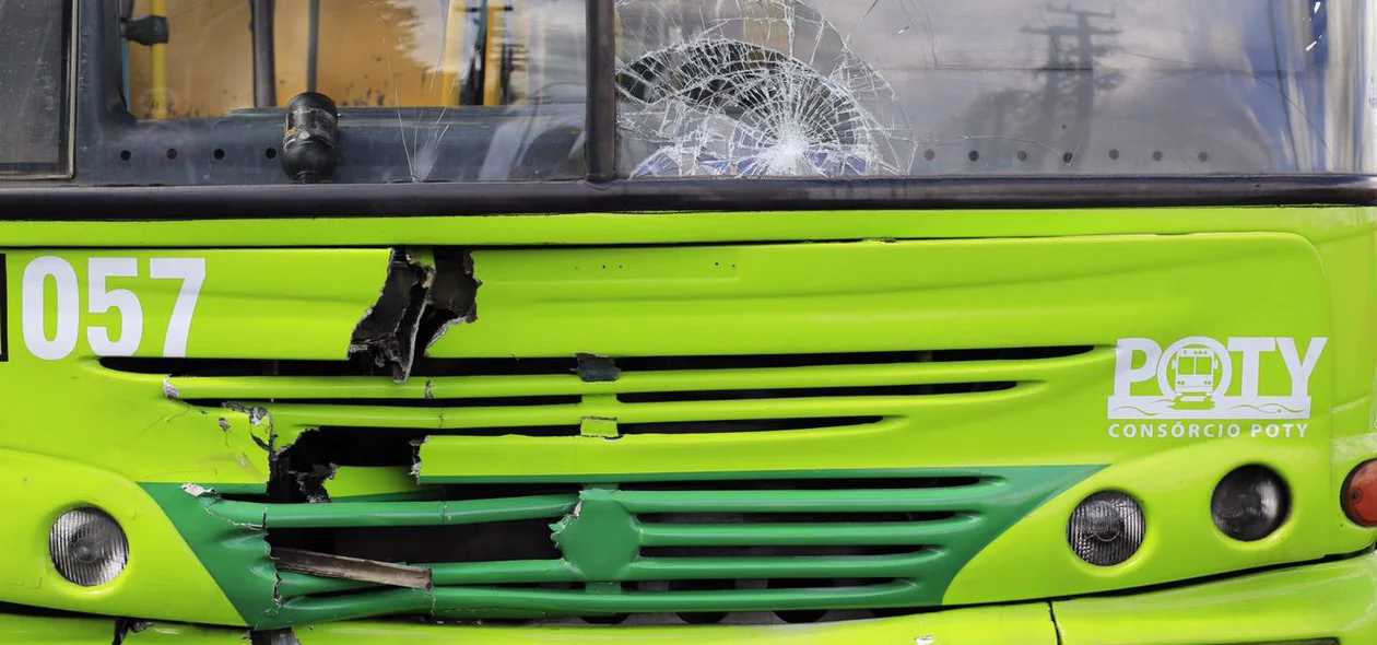 Frente do ônibus ficou destruída devido ao impacto