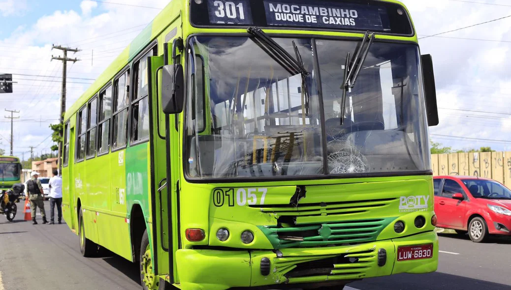 Motocicleta invadiu a pista e colidiu com o ônibus