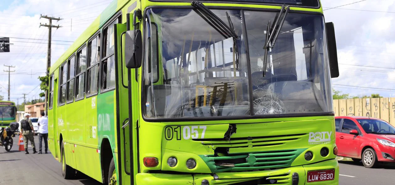 Motocicleta invadiu a pista e colidiu com o ônibus