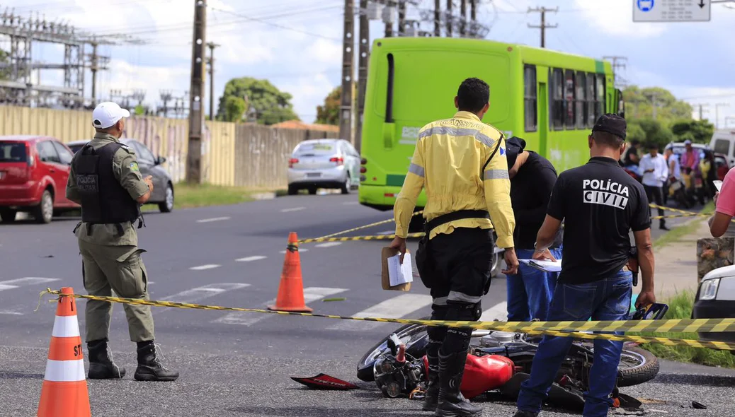 Strans e polícia militar estiveram no local do acidente