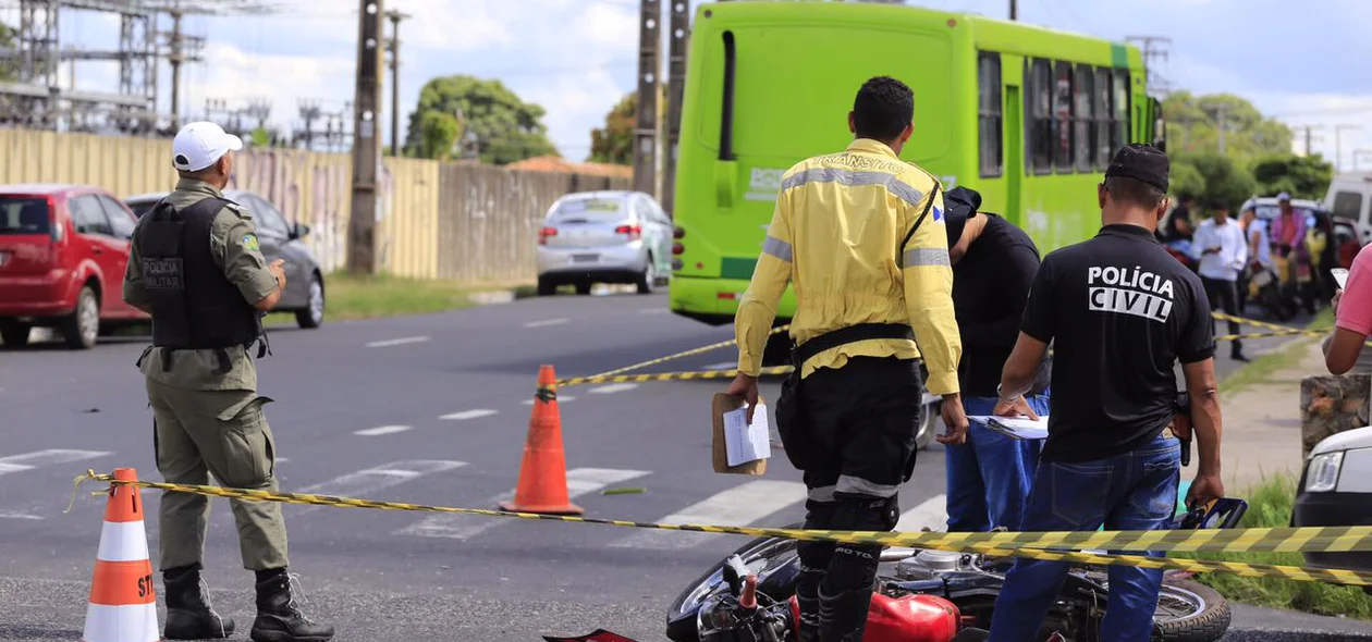 Strans e polícia militar estiveram no local do acidente