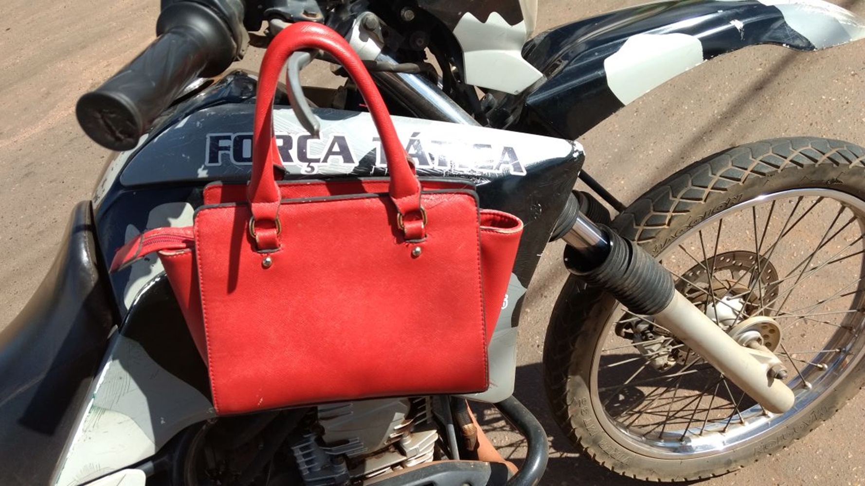 Bolsa tomada de assalto pela dupla.