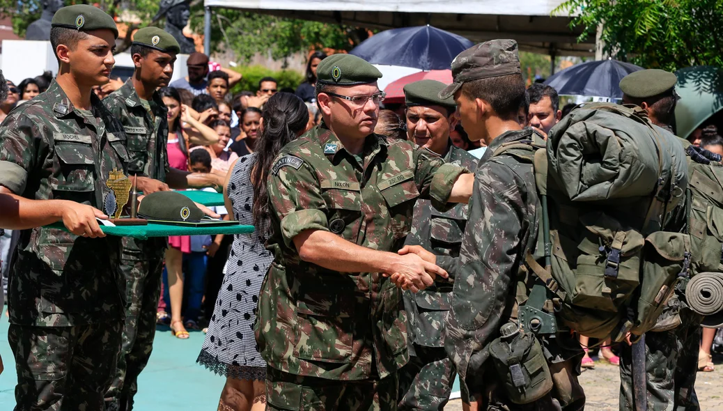 Comandante entrega boina para o soldado