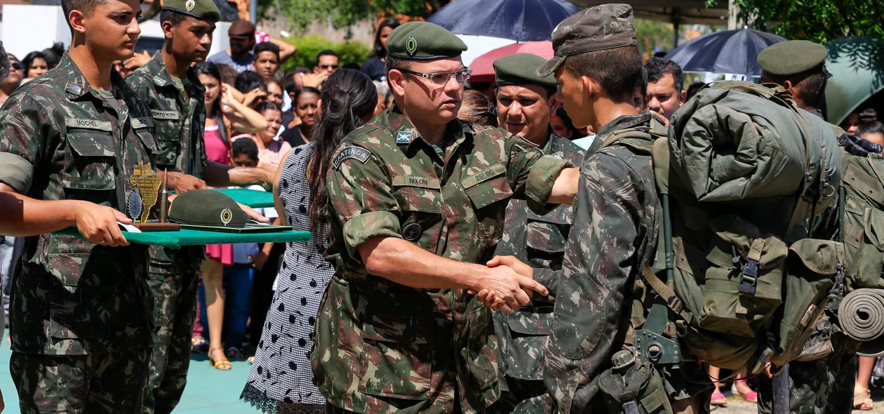 Comandante entrega boina para o soldado