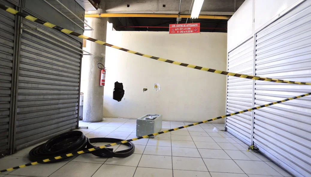 Corredor do Shopping da Cidade isolado pela polícia