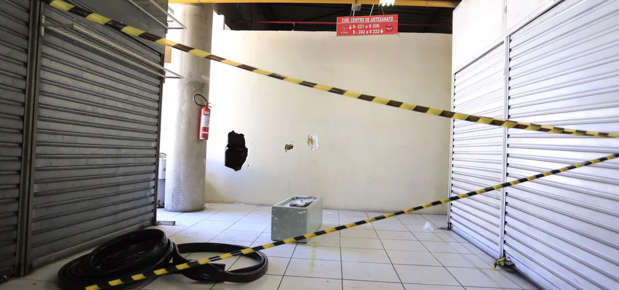 Corredor do Shopping da Cidade isolado pela polícia