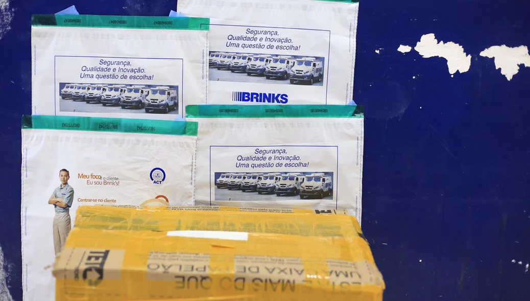 Policiais fecham buraco aberto na agência do Log Mais