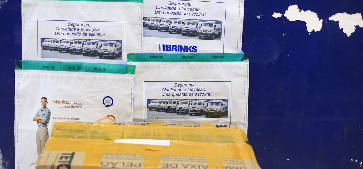 Policiais fecham buraco aberto na agência do Log Mais