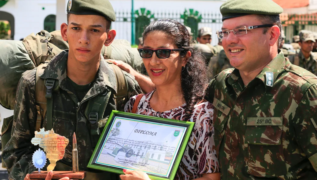 Soldado recebendo o prêmio
