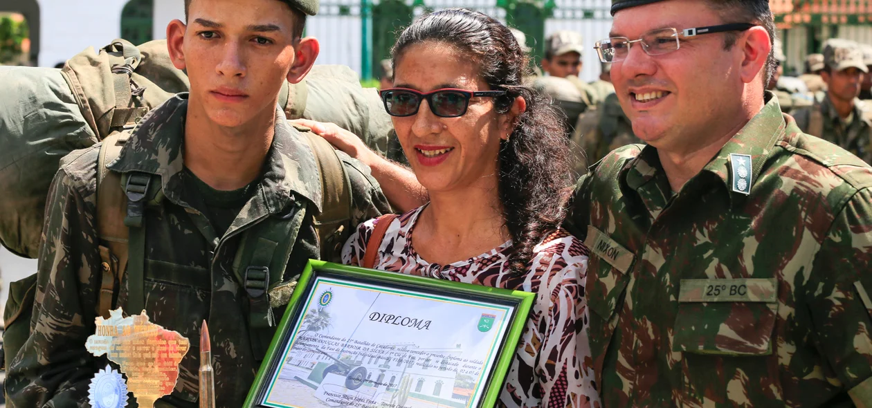 Soldado recebendo o prêmio