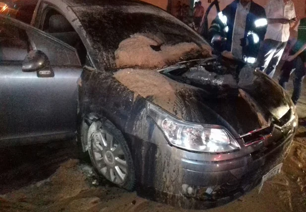 Carro pegou fogo após pane elétrica 