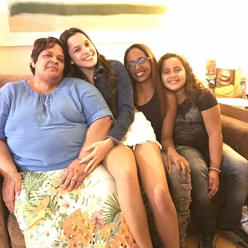 Luciene junto com Emilly e suas duas filhas