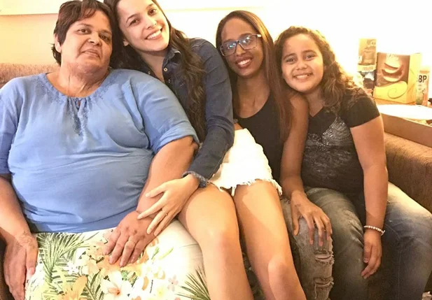 Luciene junto com Emilly e suas duas filhas