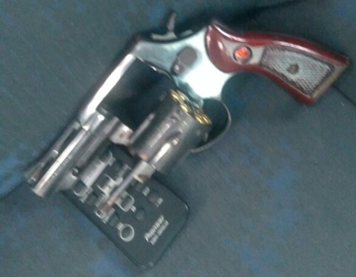 Arma encontrada com o suspeito