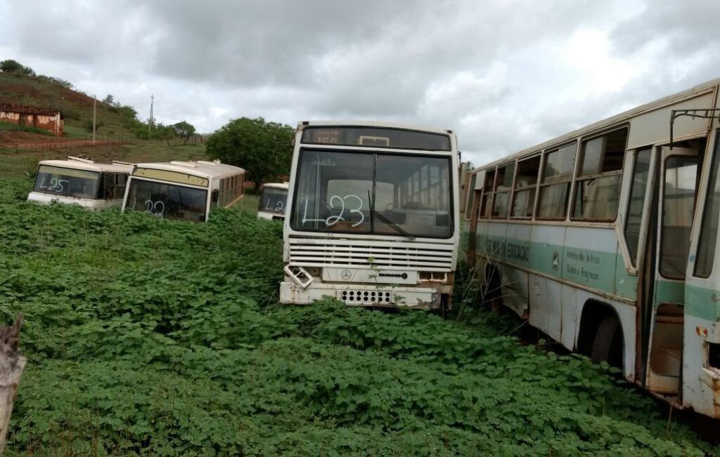 Imóvel é utilizado como depósito de carros velhos
