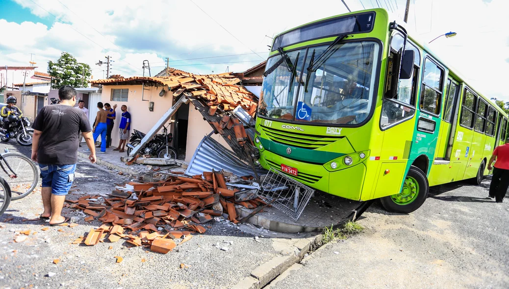 Barra de direção quebra e ônibus invade casa e Teresina 