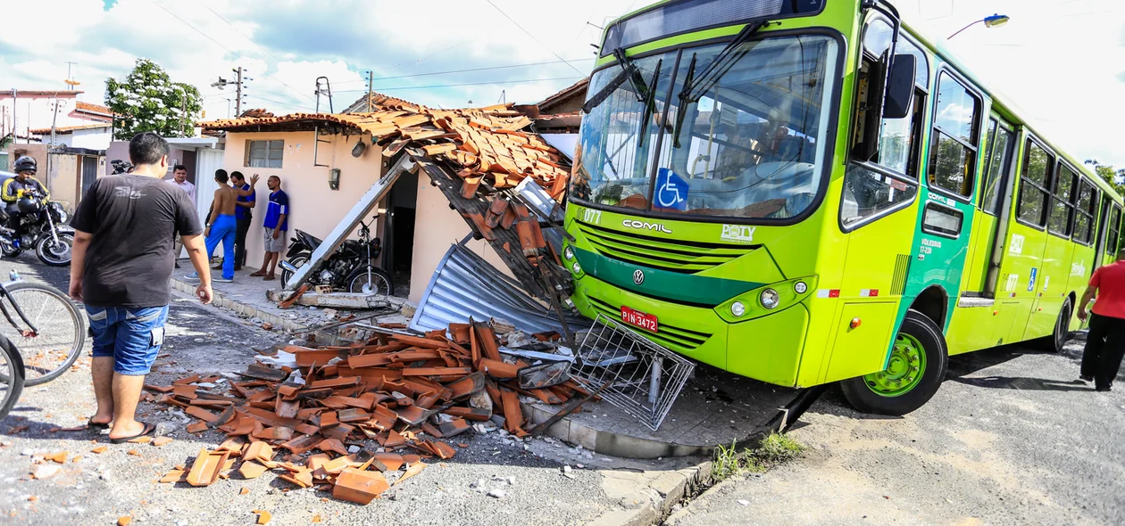 Barra de direção quebra e ônibus invade casa e Teresina 