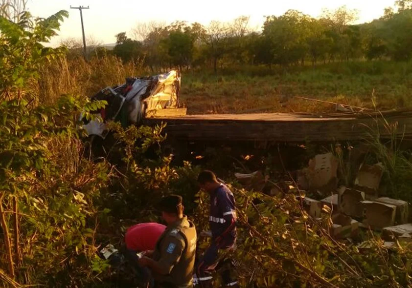 Caminhão ficou destruído na beira da rodovia.