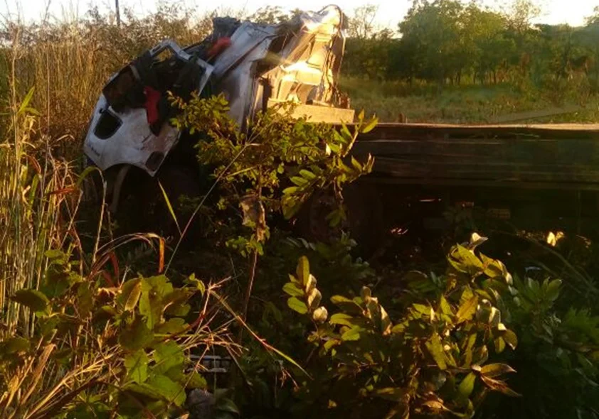 Caminhão tombou na BR-135 em Corrente.