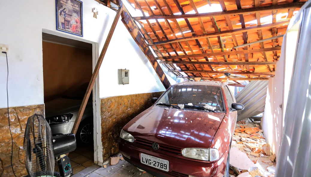 Com a colisão, parte do teto da casa caiu 