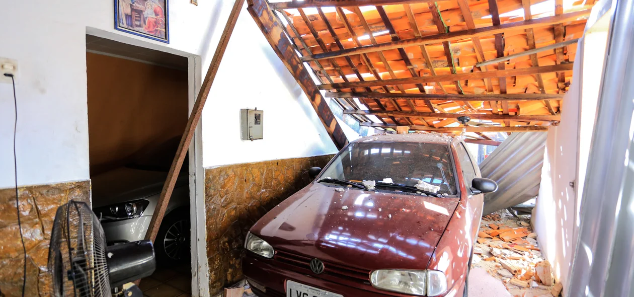 Com a colisão, parte do teto da casa caiu 