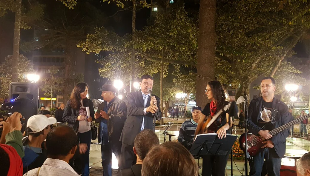 Governador faz discurso durante ato.