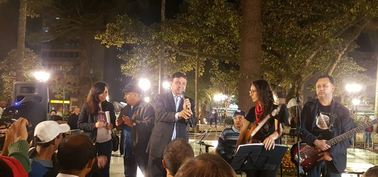 Governador faz discurso durante ato.