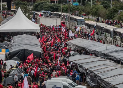 Integrantes do MST (Movimento dos Sem Terra) acampam em terreno ao lado da rodoviária de Curitiba 