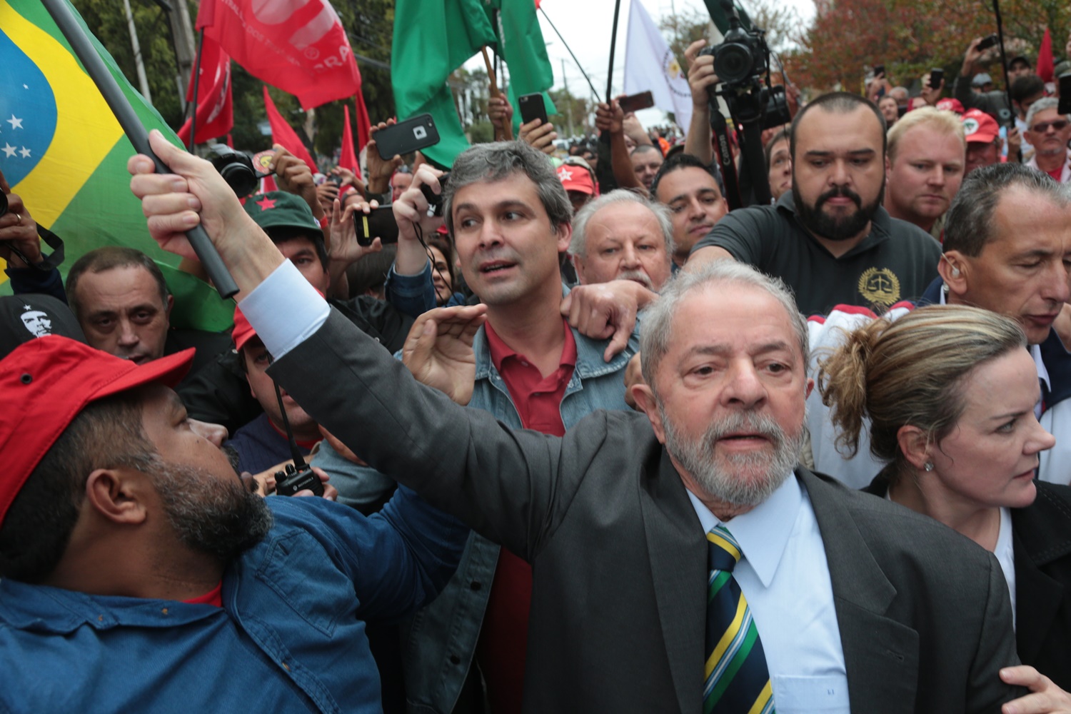 Lula chega ao prédio da Justiça Federal, em Curitiba