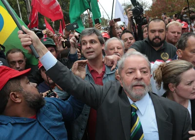 Lula chega ao prédio da Justiça Federal, em Curitiba