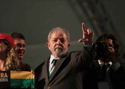 O ex-presidente Luiz Inácio Lula da Silva participa de ato favorável a ele na Praça Santos Andrade