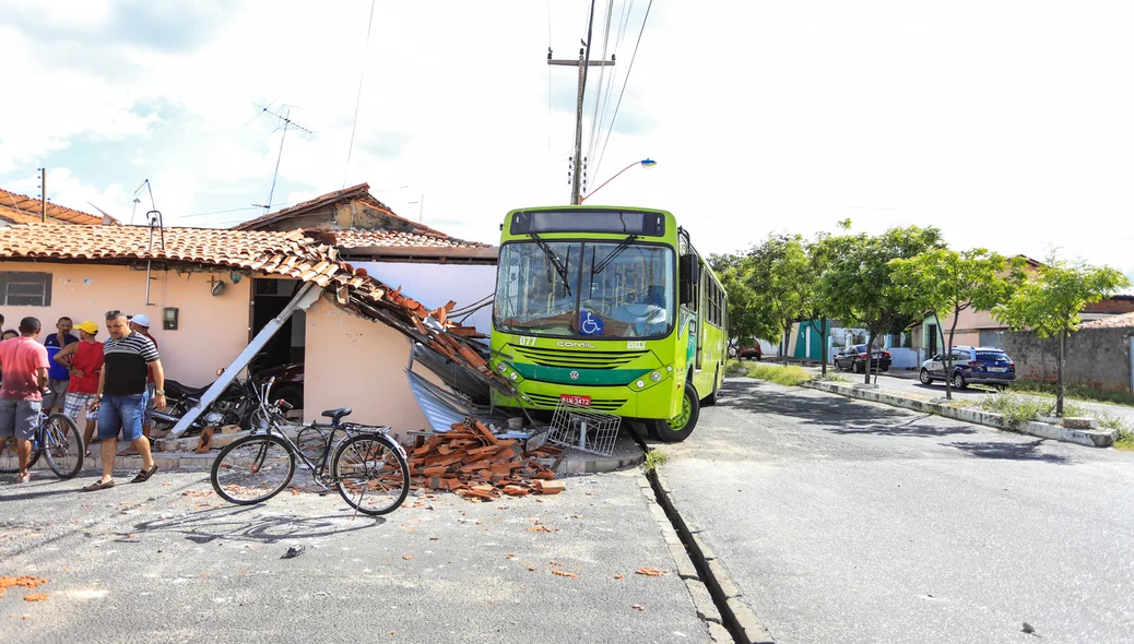 Ônibus invade casa na rua Professora Lídia Cunha  