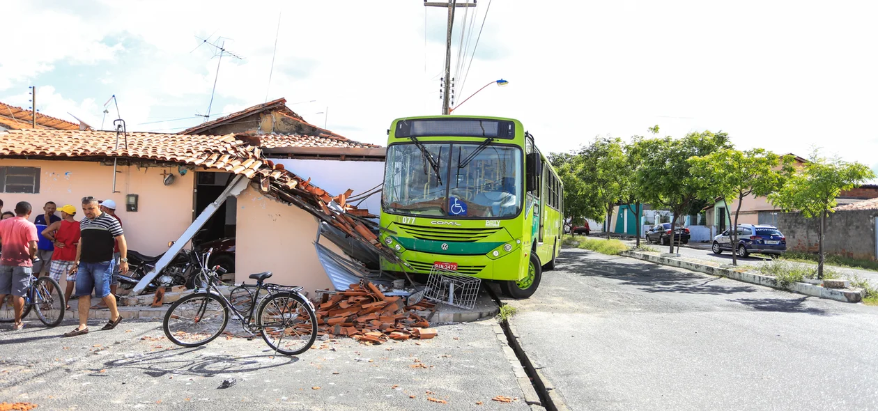 Ônibus invade casa na rua Professora Lídia Cunha  