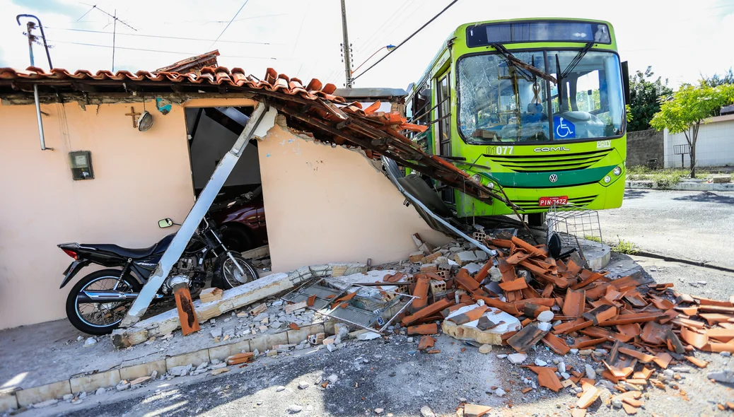 Ônibus quebra barra de direção e invade casa  