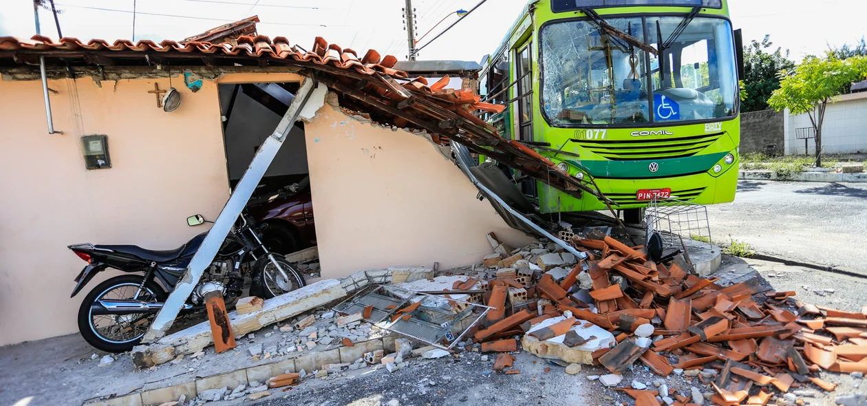 Ônibus quebra barra de direção e invade casa  