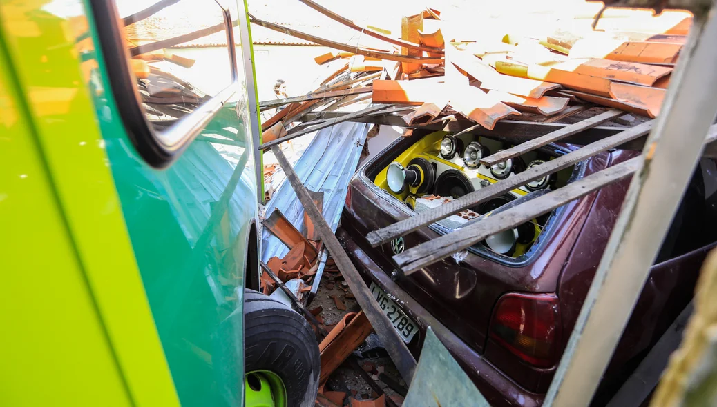 Telhado da casa ficou destruído 