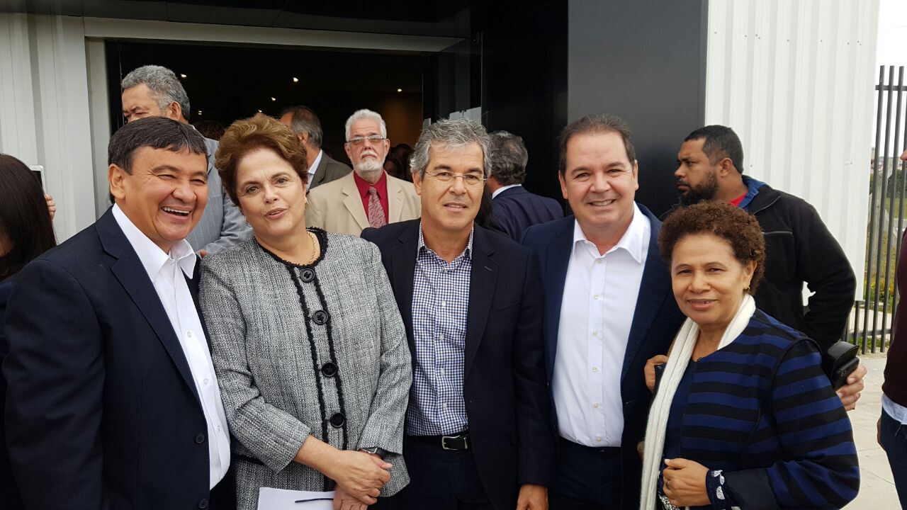 Wellington Dias e Dilma Rousseff durante ato em favor de Lula