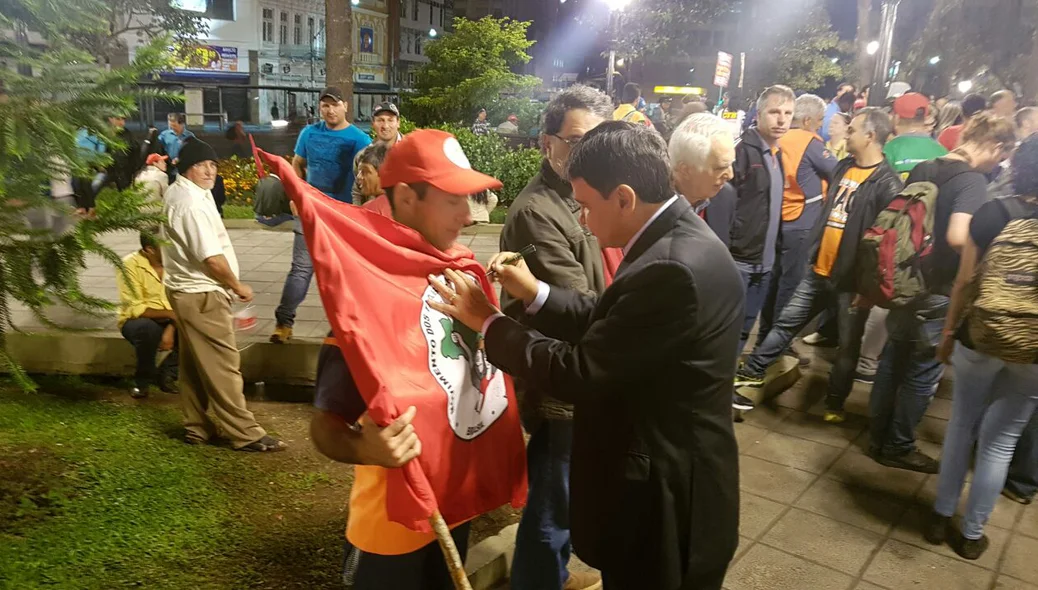 Wellington Dias junto a manifestantes.